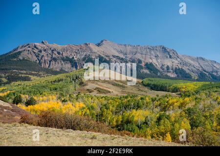 Colore autunnale sotto Mt. Sneffels Wilderness nella Uncompahgre National Forest, Colorado Stati Uniti del sud-ovest Foto Stock