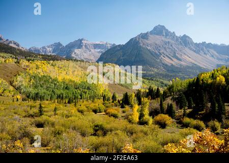 Colore autunnale sotto Mt. Sneffels Wilderness nella Uncompahgre National Forest, Colorado Stati Uniti del sud-ovest Foto Stock