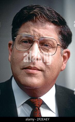 Washington, DC. USA, 1990White House Capo dello staff John Sununu che parla con i giornalisti nel viale dell'ala est della Casa Bianca Credit: Mark Reinstein / MediaPunch Foto Stock