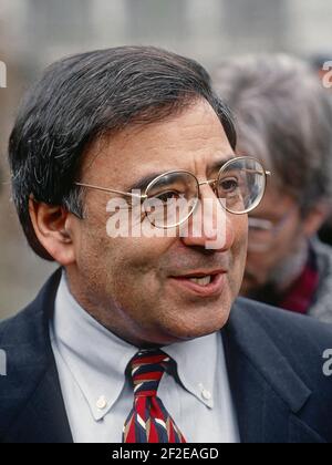 Washington, DC. USA, 1994White House Capo dello staff Leon Panetta parla ai giornalisti nel viale dell'ala est della Casa Bianca Credit: Mark Reinstein / MediaPunch Foto Stock