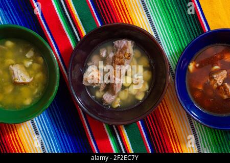 Pozole bianche, verdi e rosse. Maiale messicano e stufato di mais casalinga Foto Stock