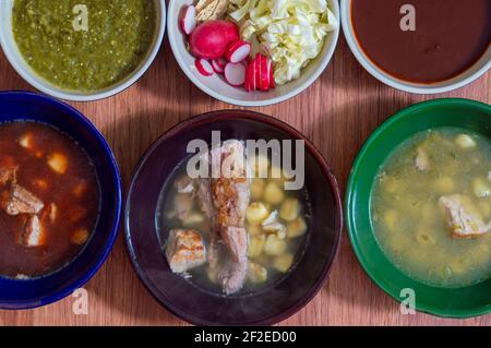 Pozole bianche, verdi e rosse. Maiale messicano e stufato di mais casalinga Foto Stock