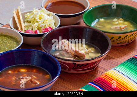 Pozole bianche, verdi e rosse. Maiale messicano e stufato di mais casalinga Foto Stock