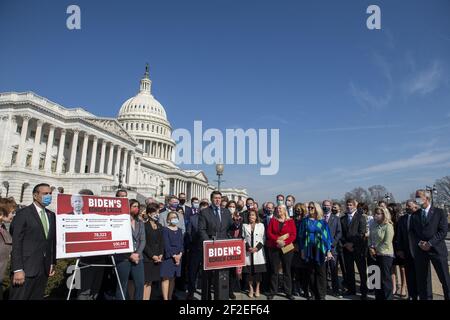 Il rappresentante degli Stati Uniti Jodey Arrington (Repubblicano del Texas) è Unito da altri membri della Camera Repubblicana mentre offre osservazioni durante una conferenza stampa sulla situazione al confine meridionale degli Stati Uniti, al Campidoglio degli Stati Uniti a Washington, DC, USA? Giovedì 11 marzo 2021. Foto di Rod Lamkey/CNP/ABACAPRESS.COM Foto Stock