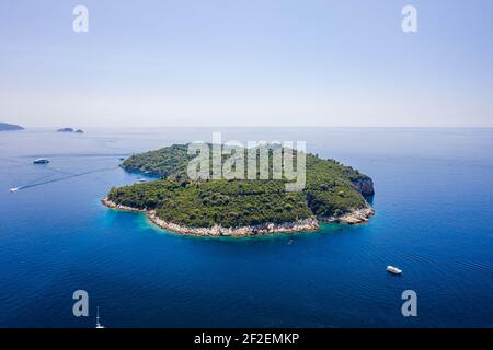 Scatto del drone aereo di Otok Lokrum nel mare Adriatico vicino Porto della città vecchia di Dubrovnik in Croazia estate Foto Stock