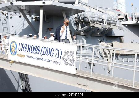 Il presidente Barack Obama parte dalla USS Ross (DDG 71) dopo un tour a bordo della nave (28191349286). Foto Stock
