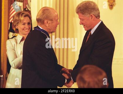 Il presidente Bill Clinton premia l'ex presidente Gerald Ford con la medaglia presidenziale della libertà. Foto Stock