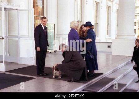 Il presidente George H. W. Bush e la sig.ra Barbara Bush salutano il presidente eletto Bill Clinton e la sig.ra Hillary Clinton e la loro figlia Chelsea. Foto Stock