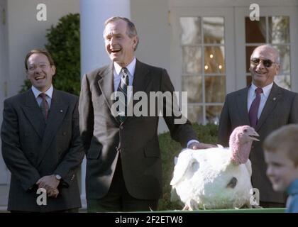 Il presidente George H. W. Bush partecipa alla presentazione e al perdono del Ringraziamento Nazionale Turchia. Foto Stock