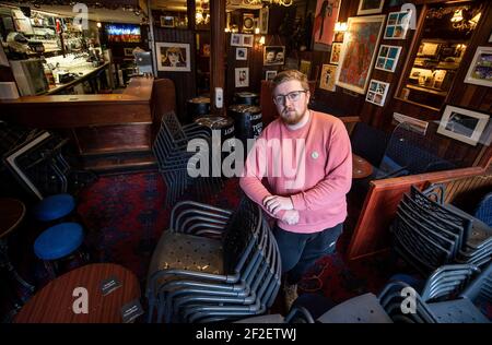 Daniel Smith, barista e figlio di uno dei co-proprietari del Grogan's Castle Lounge, presso i locali nel centro di Dublino, mentre si avvicinano al primo anniversario di chiusura dei pub a causa della pandemia del coronavirus. Data immagine: Giovedì 11 marzo 2021. Foto Stock