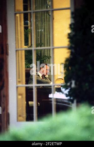 Il presidente George H. W. Bush parla al telefono con il primo ministro britannico Margaret Thatcher. Foto Stock