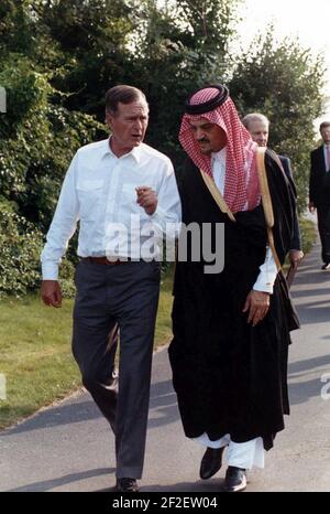 Il presidente George H. W. Bush cammina con il ministro degli Esteri Saudita, il principe Saud al-Faisal. Foto Stock