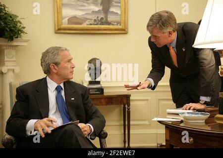 Il presidente George W. Bush consegna il segretario alla stampa della Casa Bianca Tony Snow nell'ufficio ovale. Foto Stock