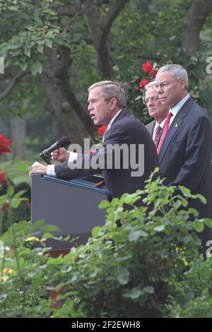 Il presidente George W. Bush consegna le osservazioni nel giardino delle rose. Foto Stock