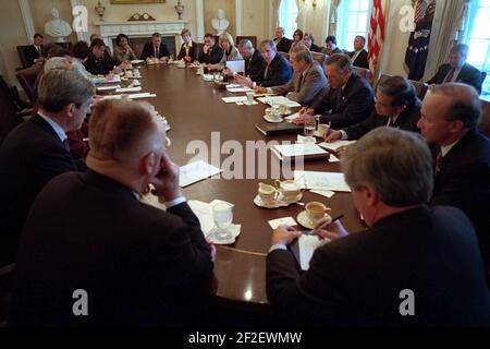 Il presidente George W. Bush incontra per la prima volta i membri del Consiglio di sicurezza nazionale nella stanza del gabinetto della Casa Bianca. Foto Stock