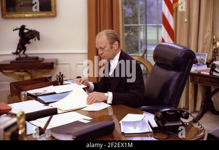 Il Presidente Gerald Ford al lavoro nell'Ufficio ovale. Foto Stock