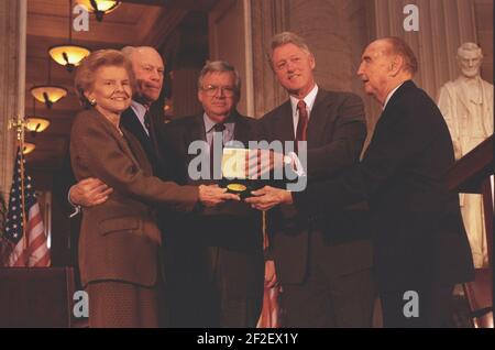 Il presidente Gerald Ford e la First Lady Betty Ford ricevono la medaglia d'oro del Congresso. Foto Stock
