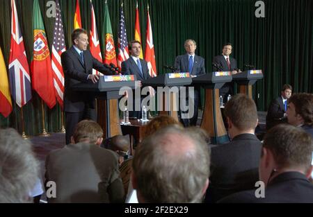 Il presidente George W. Bush, il primo ministro José Manuel Durao Barroso, il primo ministro Tony Blair e il primo ministro Jose Maria Aznar conducono una conferenza stampa congiunta. Foto Stock