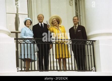 Il presidente Gerald Ford e Betty Ford con la regina Elisabetta II e il principe Filippo sul balcone Truman. Foto Stock