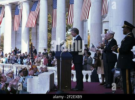 Il presidente Jimmy carter ha posato una corona alla tomba del Milite Ignoto, al cimitero nazionale di Arlington, il giorno dei Veterani. Foto Stock