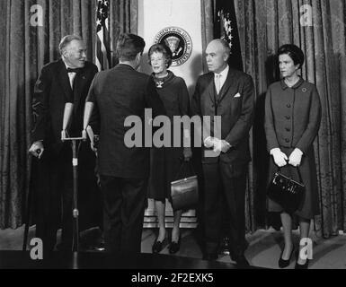 Il presidente John F. Kennedy partecipa alla cerimonia di giuramento per il rappresentante speciale per i negoziati commerciali, Christian A. Herter, e il vice rappresentante speciale per i negoziati commerciali, William T. Gossett JFKWHP-AR7631-C. Foto Stock