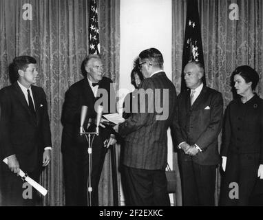 Il presidente John F. Kennedy partecipa alla cerimonia di giuramento per il rappresentante speciale per i negoziati commerciali, Christian A. Herter, e il vice rappresentante speciale per i negoziati commerciali, William T. Gossett JFKWHP-AR7631-E. Foto Stock