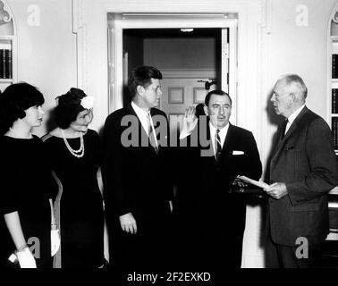 Il presidente John F. Kennedy partecipa al giuramento di Thomas D'Alesandro. Foto Stock