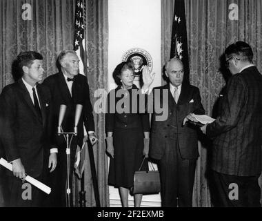 Il presidente John F. Kennedy partecipa alla cerimonia di giuramento per il rappresentante speciale per i negoziati commerciali, Christian A. Herter, e il vice rappresentante speciale per i negoziati commerciali, William T. Gossett JFKWHP-AR7631-D. Foto Stock