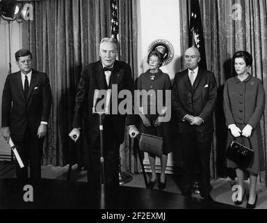 Il presidente John F. Kennedy partecipa alla cerimonia di giuramento per il rappresentante speciale per i negoziati commerciali, Christian A. Herter, e il vice rappresentante speciale per i negoziati commerciali, William T. Gossett JFKWHP-AR7631-B. Foto Stock