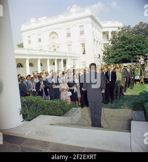 Il presidente John F. Kennedy saluta il primo gruppo di volontari del corpo della Pace che vanno a Tanganyika e Ghana, nel Giardino delle Rose della Casa Bianca - KN-C18661-C. Foto Stock