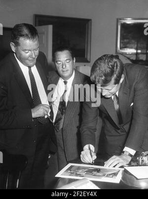 Il presidente John F. Kennedy presenta premi ai vincitori del concorso White House News Photographers Association (14006698578). Foto Stock