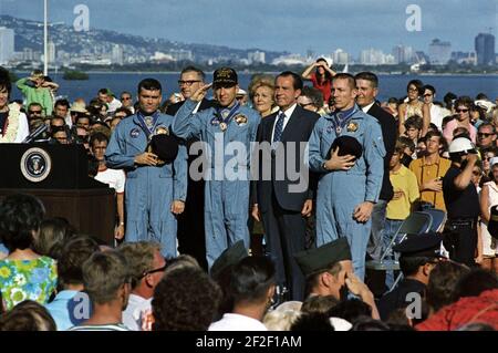 Il presidente Richard Nixon e gli astronauti dell'Apollo 13 sono all'attenzione dell'inno nazionale durante una cerimonia. Foto Stock