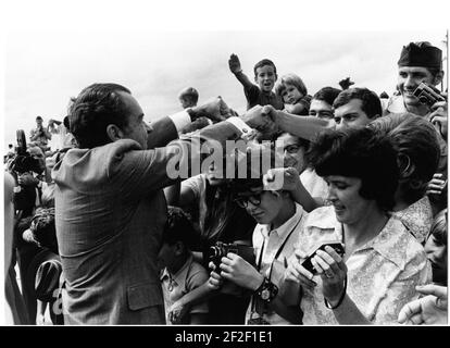 Il presidente Richard Nixon saluta una folla dopo essere arrivato all'aeroporto base dell'aeronautica di Laredo in Texas. Foto Stock