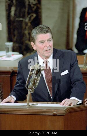 Il presidente Ronald Reagan intervenendo alla sessione congiunta del Congresso. Foto Stock