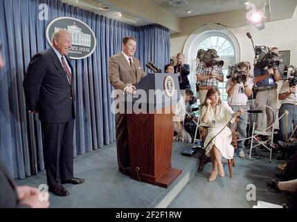 Il presidente Ronald Reagan e George Shultz hanno fatto una dichiarazione sui negoziati diplomatici USA-URSS. Foto Stock