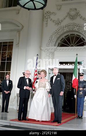 Il presidente Ronald Reagan e Nancy Reagan durante la cena di Stato per il presidente d'Italia Pertini insieme al Portico Nord. Foto Stock