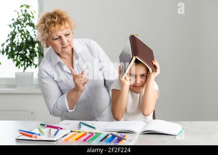 Nonna di mezza età scold cresciuto nipote, nonna arrabbiata raccontare lamentele che insegnano bambino sensazione stressata, incomprensioni, generazionale Foto Stock