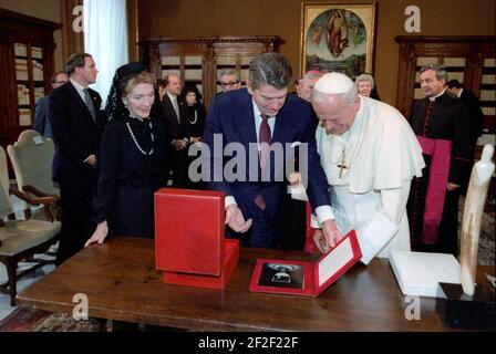 Il presidente Ronald Reagan e Nancy Reagan incontrano Papa Giovanni Paolo II Foto Stock