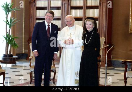 Il presidente Ronald Reagan e Nancy Reagan con Papa Giovanni Paolo II Foto Stock