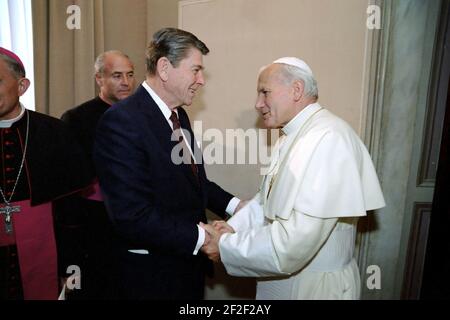 Il Presidente Ronald Reagan e il Papa Giovanni Paolo II Foto Stock