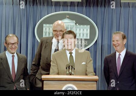 Il presidente Ronald Reagan annuncia la nomina di Alan Greenspan a presidente del consiglio dei governatori del consiglio della Federal Reserve. Foto Stock