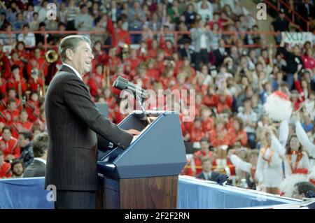 Il presidente Ronald Reagan ha tenuto un discorso agli studenti sulle questioni di politica estera alla Bowling Green state University in Ohio. Foto Stock