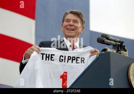 Il presidente Ronald Reagan tiene la maglia ''The Gipper'' in un raduno di campagna a Endicott, New York. Foto Stock