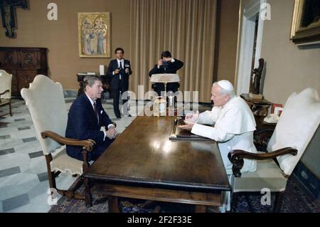 Incontro del Presidente Ronald Reagan con il Papa Giovanni Paolo II Foto Stock