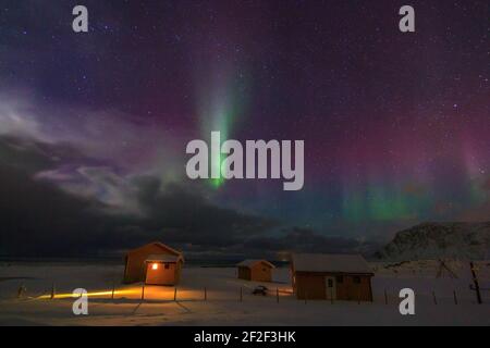 Aurora boreale sulla spiaggia di Flakstad (Isole Lofoten) Foto Stock