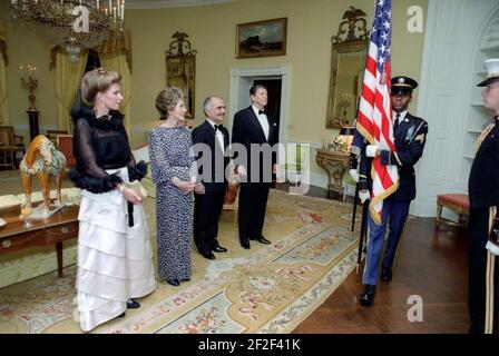 Il presidente Ronald Reagan, Nancy Reagan, la regina Noor e il re Hussein I. Foto Stock