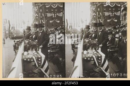 Il presidente Roosevelt con il Governatore di Ohio e il Sindaco di Canton revisione parata del McKinley Memorial Day, Canton, Ohio Foto Stock