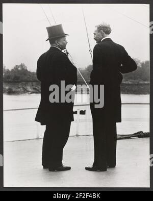 Il presidente Theodore Roosevelt e il capo Forester Gifford Pinchot - T.R. e G.P. - sul battello fluviale Mississippi questa foto è stata scattata durante il viaggio della commissione per le vie navigabili interne verso il basso Foto Stock