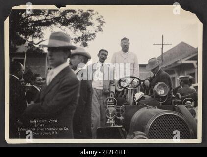 Presidente Theodore Roosevelt, stando in automobile, a Rio Piedras, Puerto Rico Foto Stock