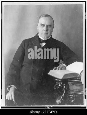 Il presidente William McKinley, mezza lunghezza ritratto, seduto alla scrivania, rivolto verso la parte anteriore Foto Stock